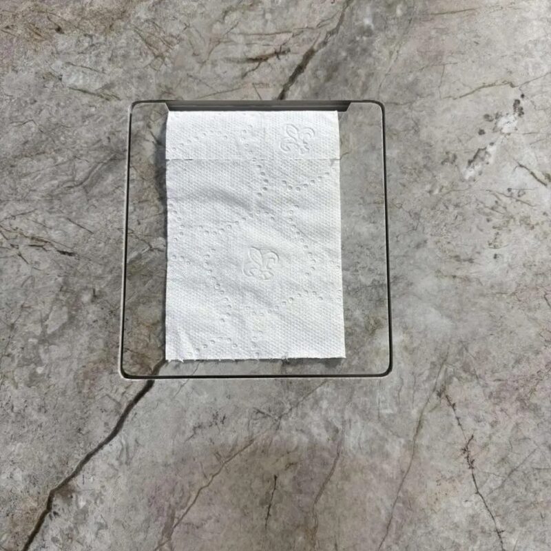 Ukryty schowek na papier toaletowy pod płytki